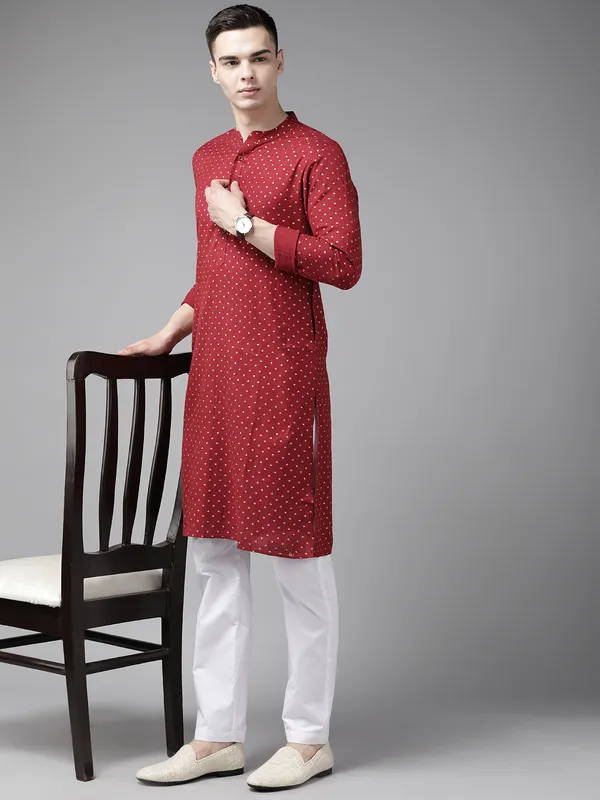 Men_Maroon_&_Gold_Printed_Straight_Kurta_With_Pyjama