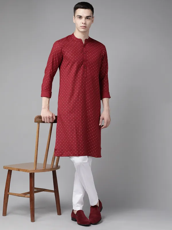 Men_Maroon_&_Gold_Printed_Straight_Kurta_With_Pyjama