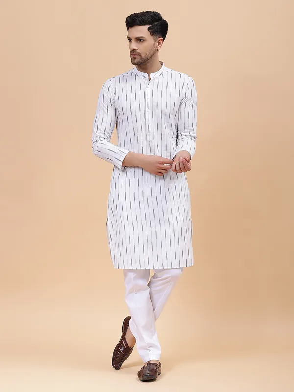 Men_White_&_Grey_Pure_Cotton_Printed_Staright_Kurta_With_Pajama