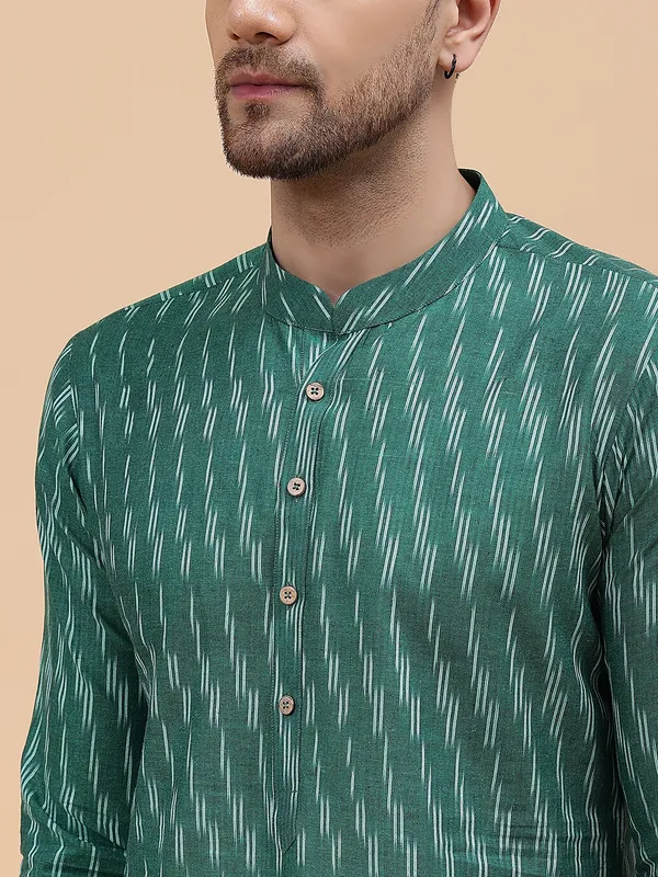 Men_Green_&_White_Pure_Cotton_Printed_Staright_Kurta_With_Pajama