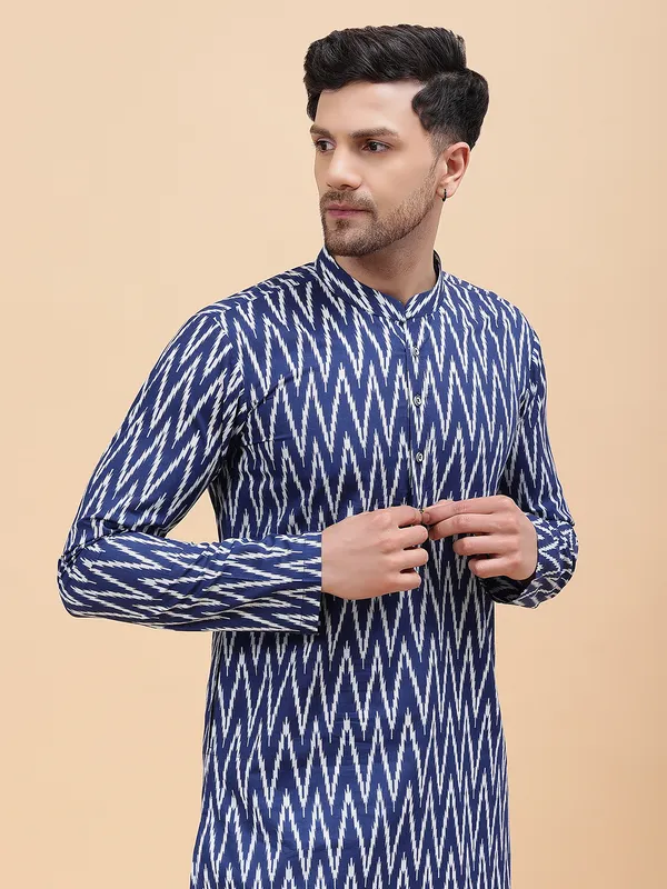 Men_Navy_Blue_&_White_Pure_Cotton_Printed_Staright_Kurta_With_Pajama