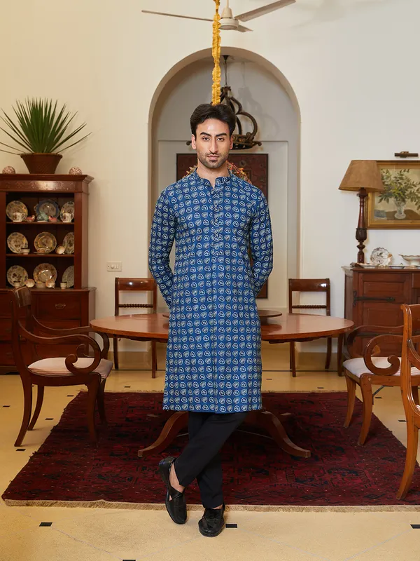 Men_Navy_Blue_And_White_Cotton_Leaf_Print_Straight_Kurta_With_Pyjama