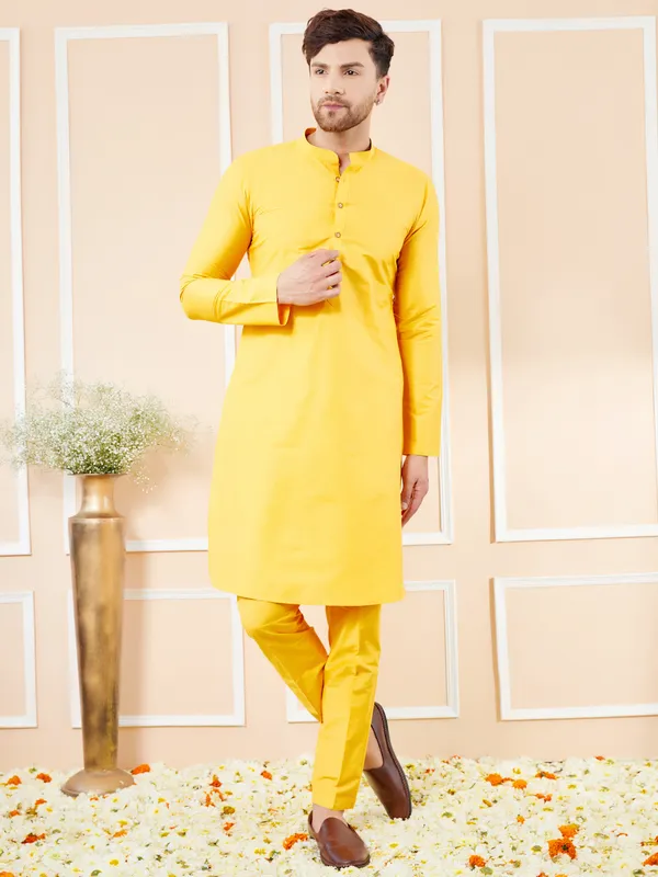 Yellow_Cotton_Solid_Straight_Kurta_With_Matching_Pyjama