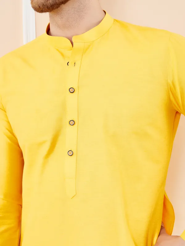 Yellow_Cotton_Solid_Straight_Kurta_With_Matching_Pyjama