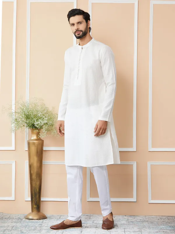 Off_White_Embroidered_Thread_Work_Sequinned_Chanderi_Silk_Straight_Kurta
