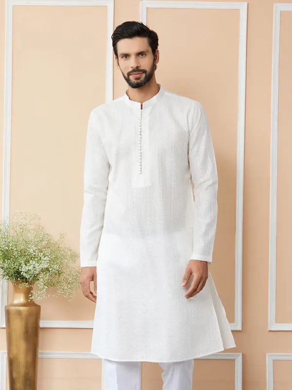 Off_White_Embroidered_Thread_Work_Sequinned_Chanderi_Silk_Straight_Kurta