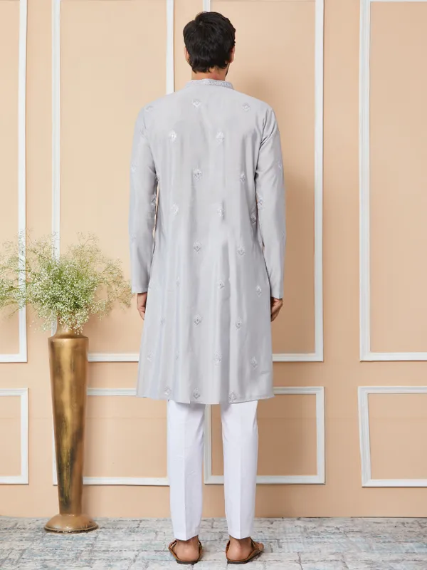 Grey_Embroidered_Pure_Chanderi_Silk_Straight_Kurta_With_Pyjama