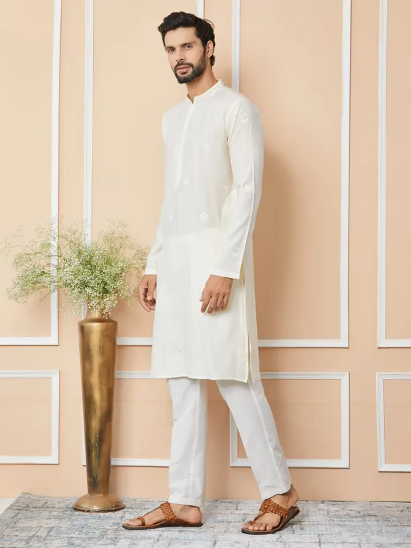 Cream_Embroidered_Pure_Chanderi_Silk_Straight_Kurta_With_Pyjama