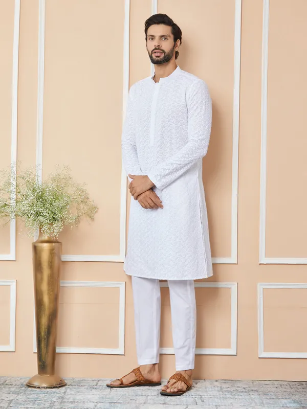 White_Embroidered_Chikankari_Pure_Cotton_Straight_Kurta