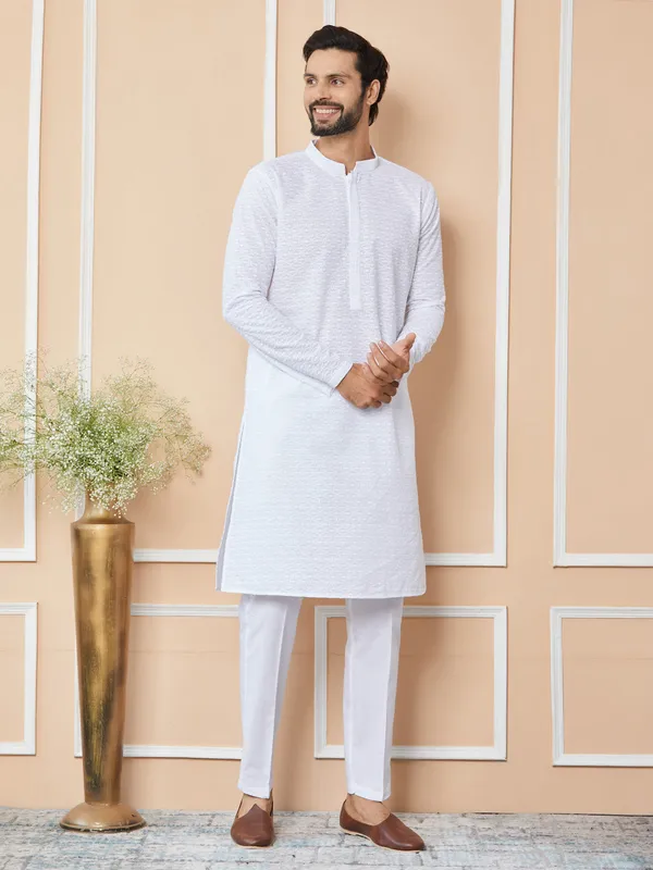 White_Embroidered_Chikankari_Pure_Cotton_Straight_Kurta