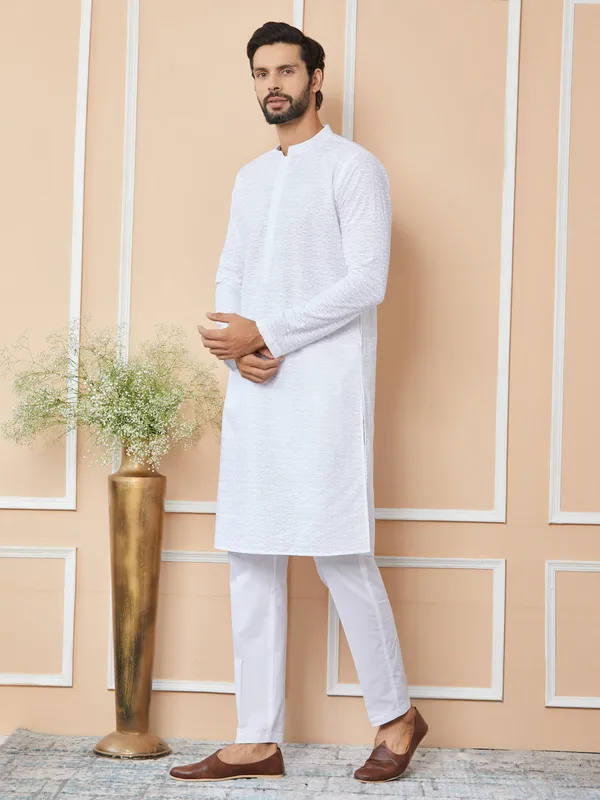 White_Embroidered_Chikankari_Pure_Cotton_Straight_Kurta