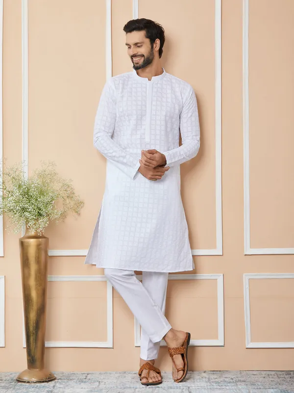 White_Embroidered_Chikankari_Pure_Cotton_Straight_Kurta