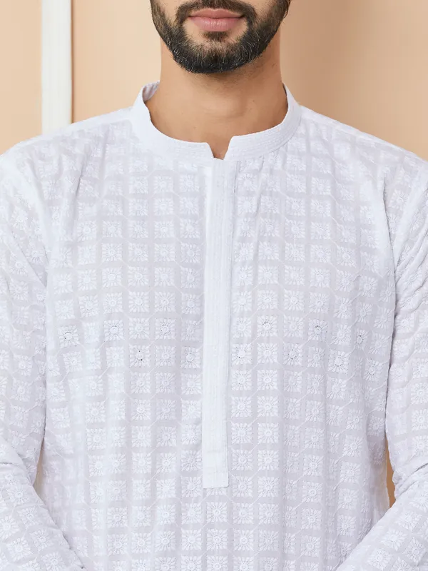 White_Embroidered_Chikankari_Pure_Cotton_Straight_Kurta