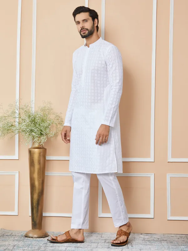 White_Embroidered_Chikankari_Pure_Cotton_Straight_Kurta