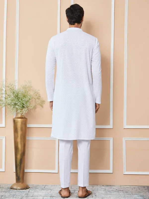White_Embroidered_Chikankari_Pure_Cotton_Straight_Kurta