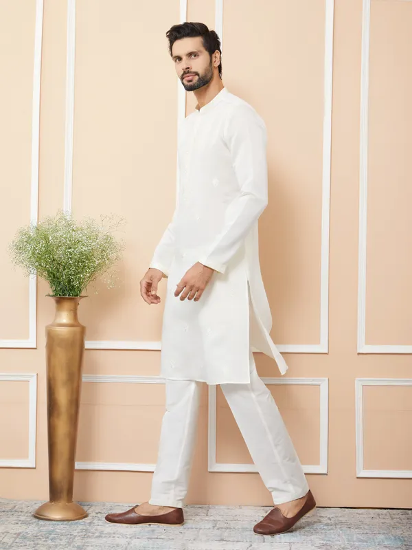 Off-White_Embroidered_Chanderi_Silk_Straight_Kurta_With_Pyjama