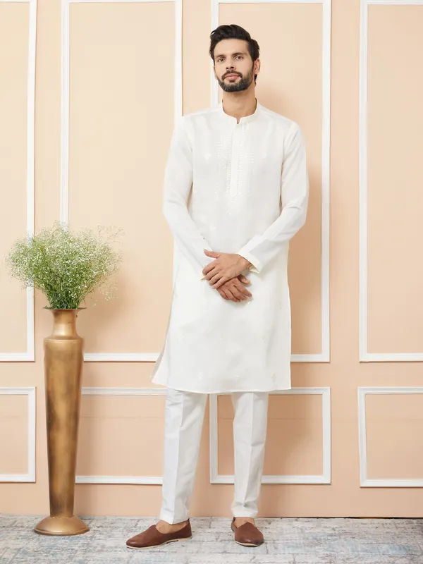 Off-White_Embroidered_Chanderi_Silk_Straight_Kurta_With_Pyjama
