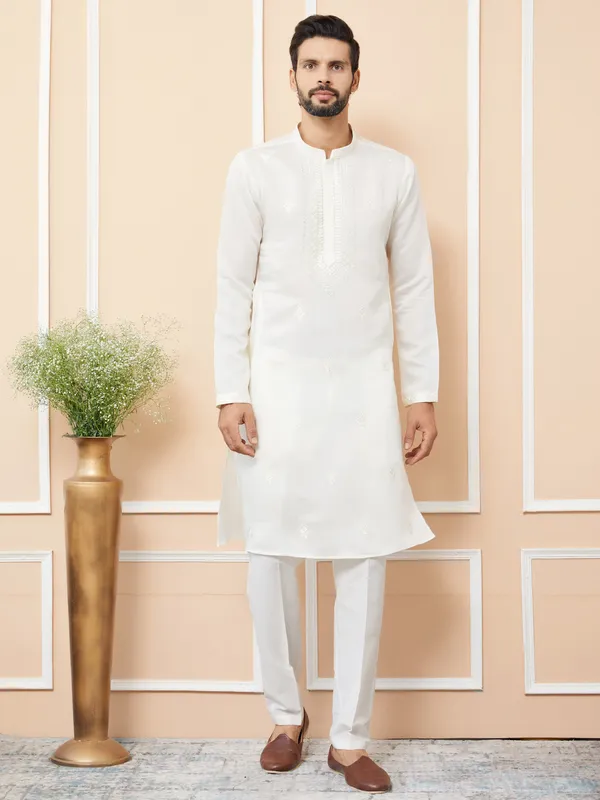 Off-White_Embroidered_Chanderi_Silk_Straight_Kurta_With_Pyjama