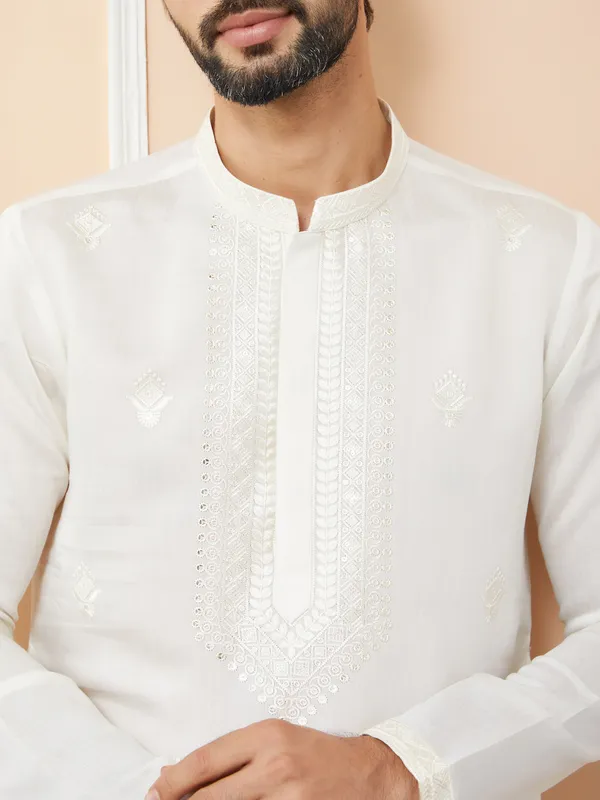 Off-White_Embroidered_Chanderi_Silk_Straight_Kurta_With_Pyjama