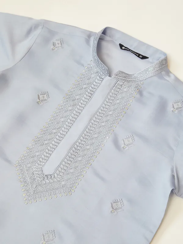 Blue_Embroidered_Chanderi_Silk_Straight_Kurta_With_Pyjama