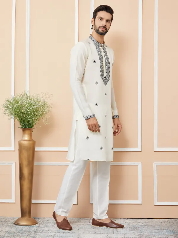 Cream_Embroidered_Chanderi_Silk_Straight_Kurta_With_Pyjama