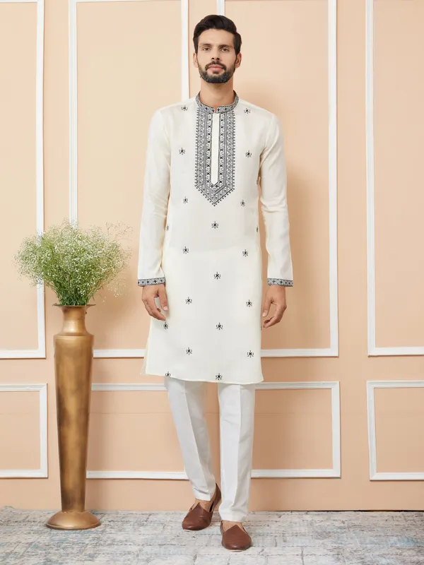 Cream_Embroidered_Chanderi_Silk_Straight_Kurta_With_Pyjama