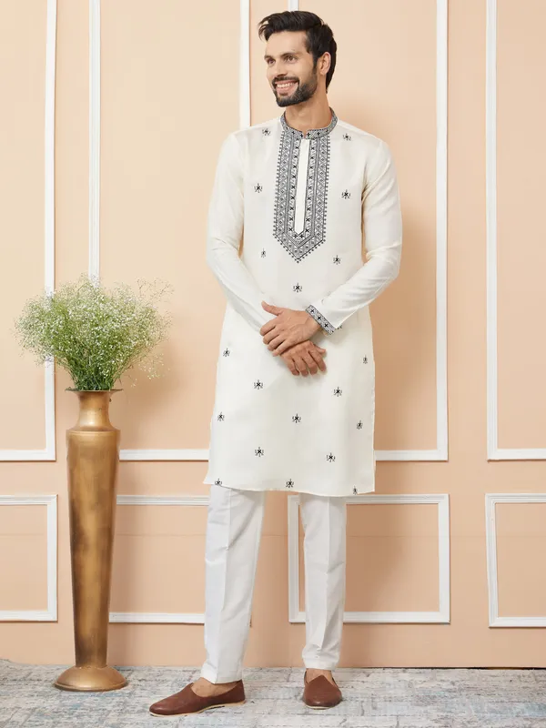 Cream_Embroidered_Chanderi_Silk_Straight_Kurta_with_Pyjama