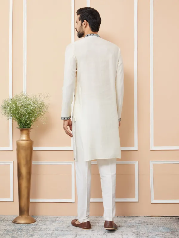 Cream_Embroidered_Chanderi_Silk_Straight_Kurta