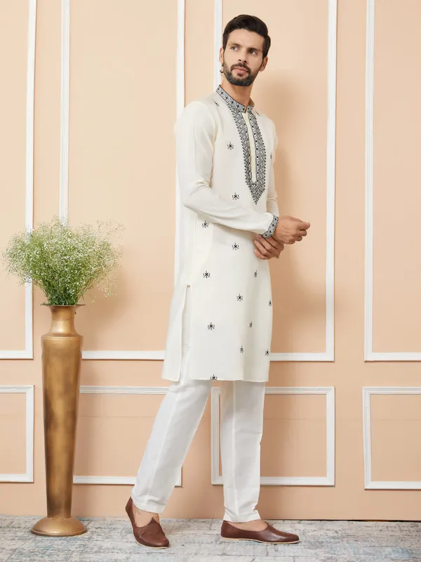 Cream_Embroidered_Chanderi_Silk_Straight_Kurta
