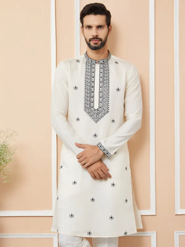 Cream_Embroidered_Chanderi_Silk_Straight_Kurta