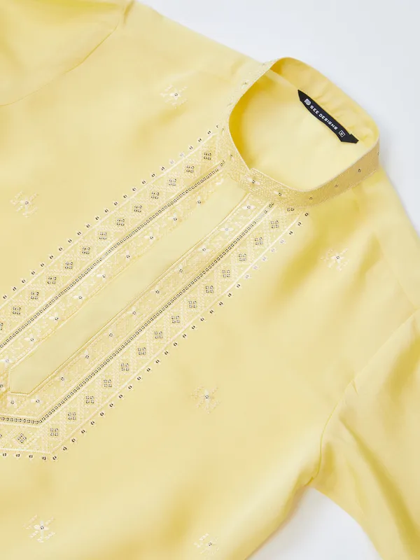 Yellow_Embroidered_Chanderi_Silk_Straight_Kurta