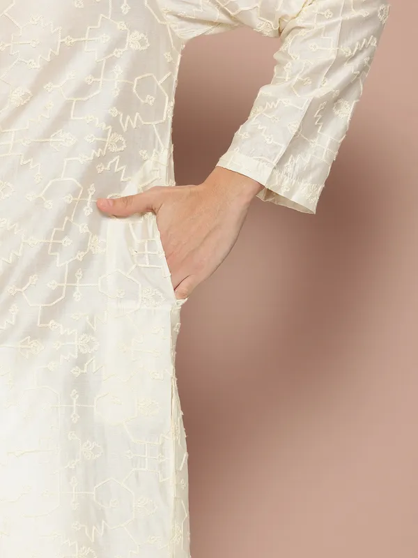 Men_Off_White_Embroidered_Thread_Work_Chanderi_Silk_Straight_Kurta_With_Pyjama