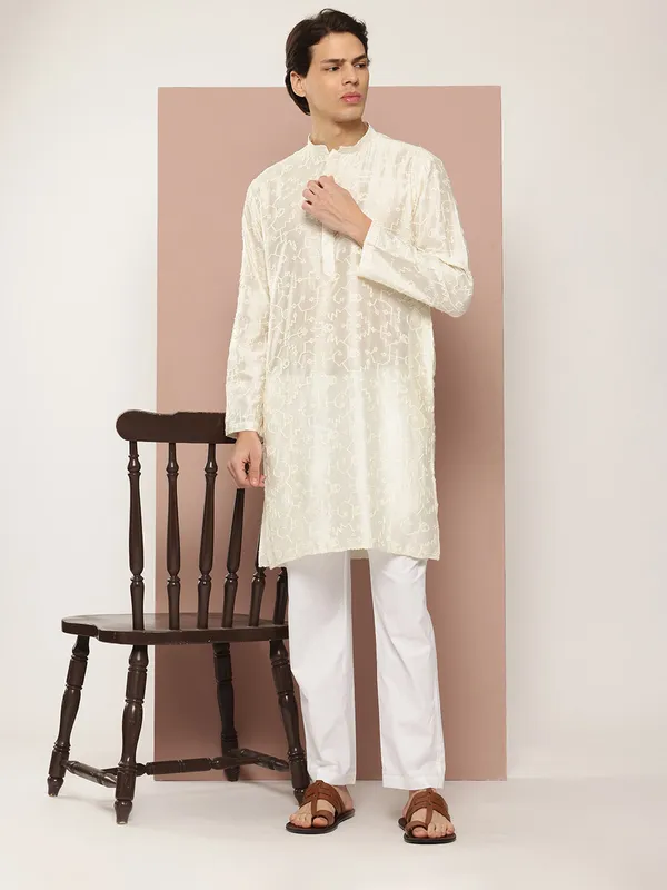 Men's_Off_White_Chanderi_Silk_Embroidered_Kurta,_Paired_with_Pyjama