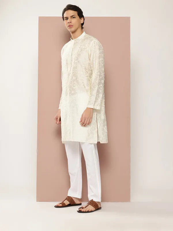 Men's_Off_White_Embroidered_Thread_Work_Chanderi_Silk_Straight_Kurta