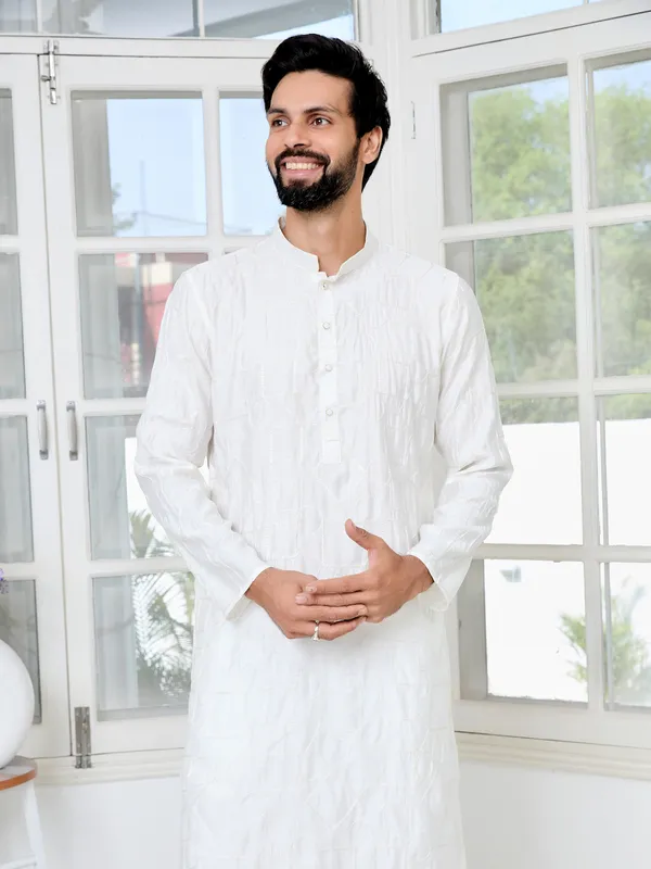 Cream_Geometric_Embroidered_Thread_Work_Mandarin_Collar_Straight_Kurta_with_Pyjama_with_Pyjama
