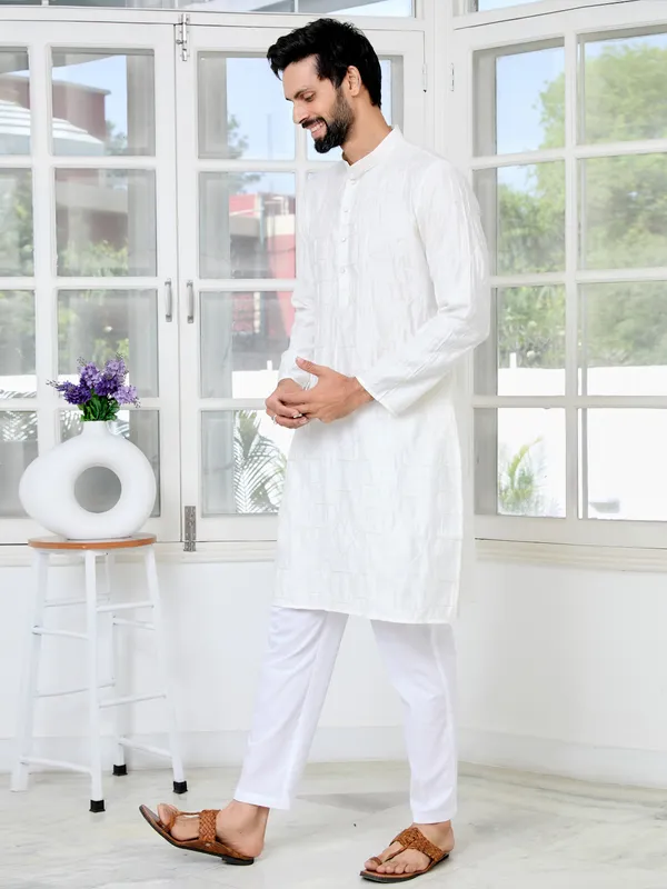 Cream_Geometric_Embroidered_Thread_Work_Mandarin_Collar_Straight_Kurta_With_Pyjama