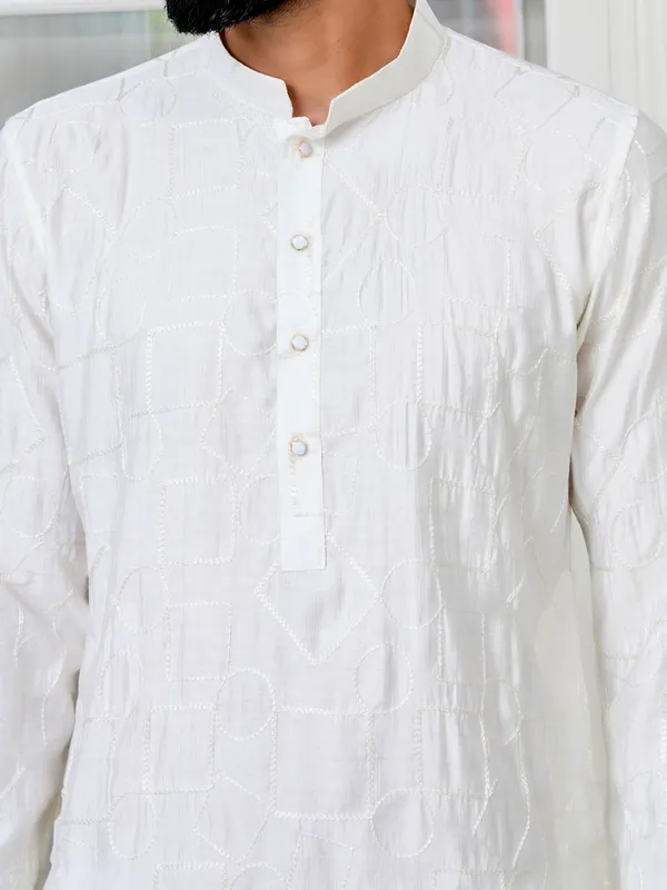 Cream_Geometric_Embroidered_Thread_Work_Mandarin_Collar_Straight_Kurta_with_Pyjama_with_Pyjama