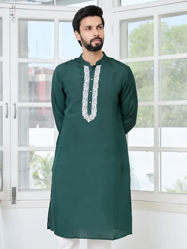 Green_Floral_Embroidered_Mandarin_Collar_Thread_Work_Straight_Kurta_With_Pyjama