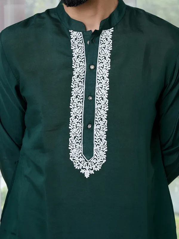 Green_Floral_Embroidered_Mandarin_Collar_Thread_Work_Straight_Kurta_With_Pyjama