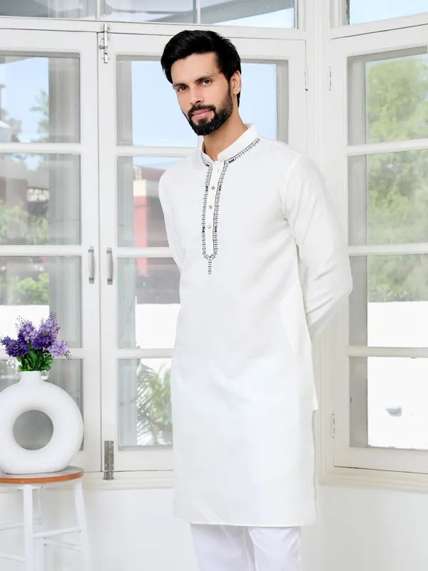 Off-White_Chanderi_Straight_Kurta_With_Pyjama_With_Yoke_Design