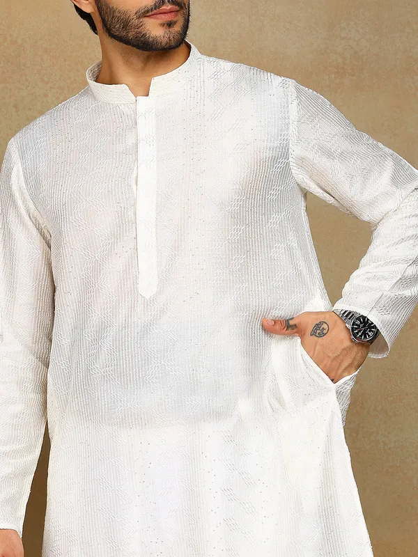 Off-White_Thread_Embroidered_Viscose_Straight_Kurta_With_Pyjama