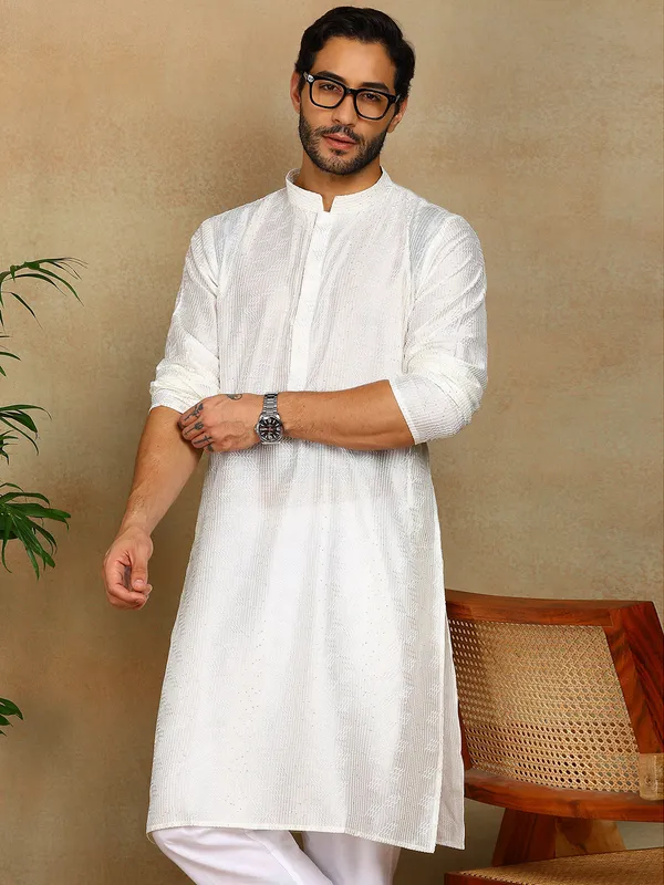 Off-White_Thread_Embroidered_Viscose_Straight_Kurta_With_Pyjama