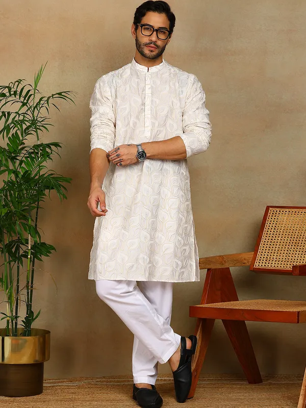 Off-White_Thread_Embroidered_Viscose_Straight_Kurta_With_Pyjama
