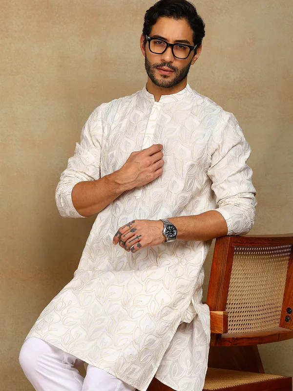 Off-White_Thread_Embroidered_Viscose_Straight_Kurta_With_Pyjama