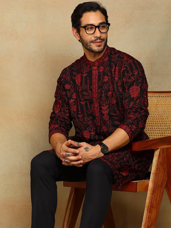 Black_Thread_Embroidered_Viscose_Straight_Kurta_With_Pyjama