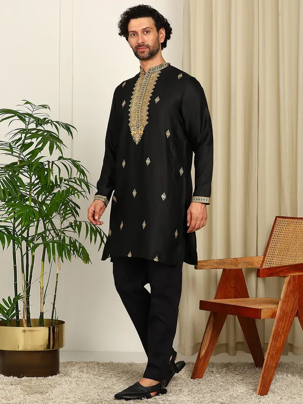 Black-Golden_Embroidered_Straight_Kurta_With_Pyjama