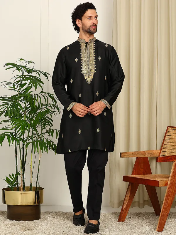 Black-Golden_Embroidered_Straight_Kurta_With_Pyjama