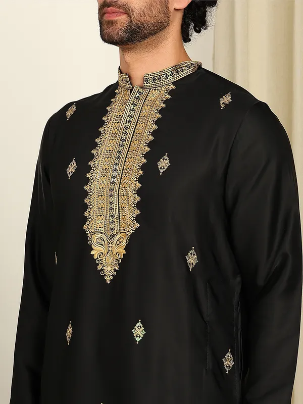 Black-Golden_Embroidered_Straight_Kurta_With_Pyjama