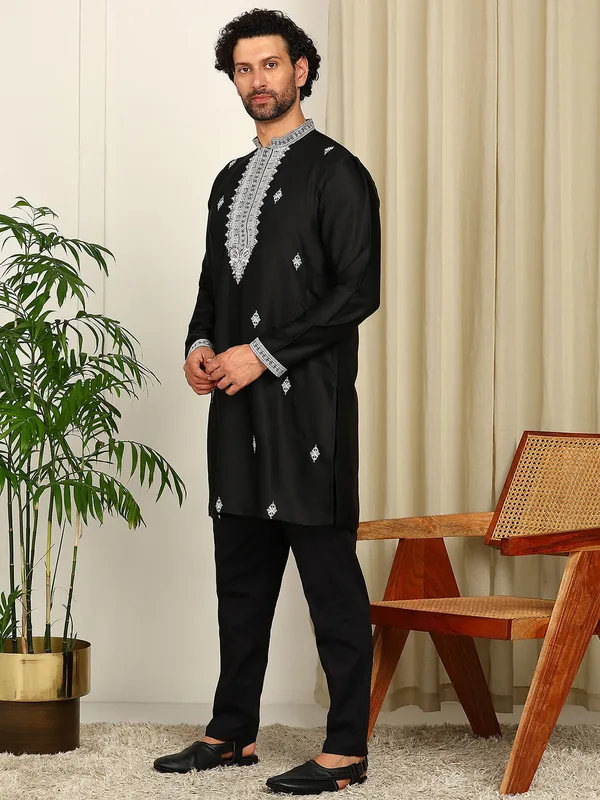 Black-White_Embroidered_Straight_Kurta_With_Pyjama