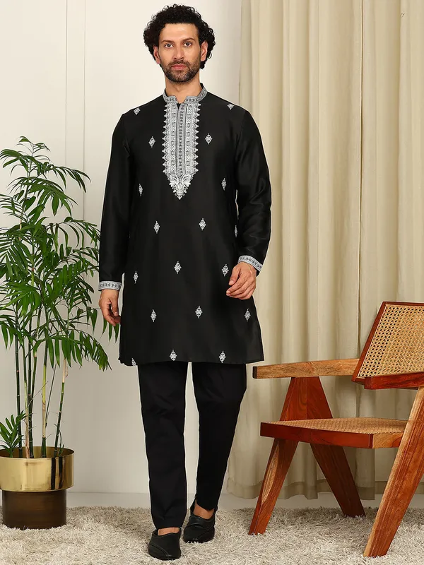 Black-White_Embroidered_Straight_Kurta_With_Pyjama